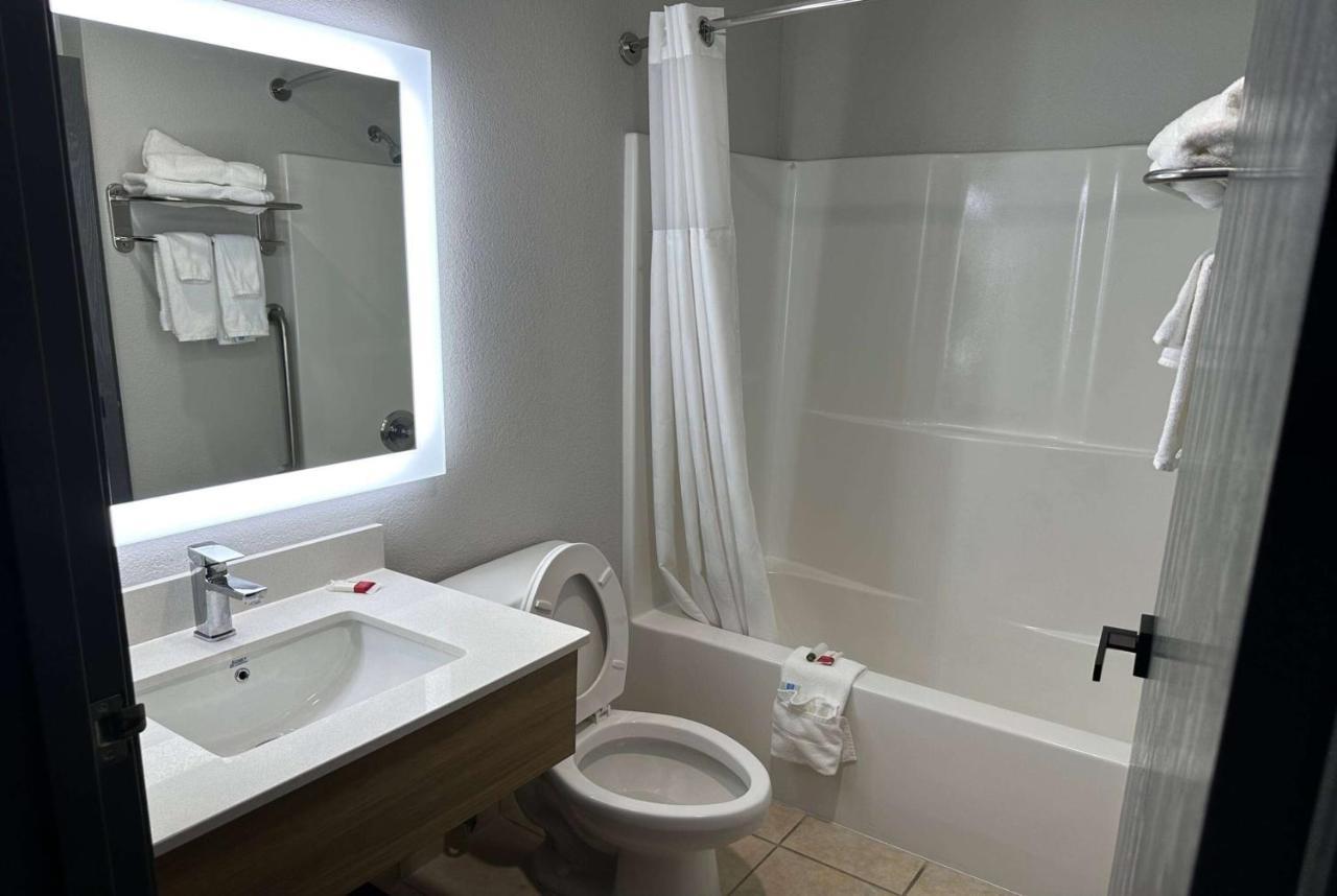 Microtel Inn & Suites By Wyndham Manchester - Newly Renovated Екстериор снимка